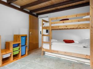Ένα ή περισσότερα κρεβάτια σε δωμάτιο στο Apartment Haus Rossignol B Apartment 2E by Interhome
