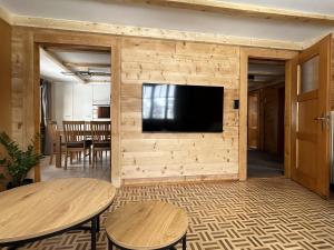Μια τηλεόραση ή/και κέντρο ψυχαγωγίας στο Apartment Almenrausch EG by Interhome +3 φωτογραφίες