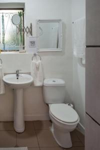 Ένα μπάνιο στο Santika Getaway Cottage Stellenbosch