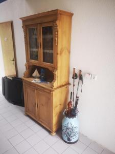 a wooden cabinet and a vase on the floor at Landurlaub Mecklenburgische Seenplatte B Waren Müritz in Schwarzenhof
