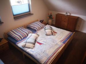 a bed with two pillows on it in a bedroom at Landurlaub Mecklenburgische Seenplatte B Waren Müritz in Schwarzenhof