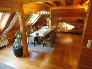 ein Esszimmer mit Tisch und Stühlen in einer Hütte in der Unterkunft Hernis-Höfle 5 Sterne "Wohlfühlambiente " im Elztal in Elzach + 99 Fotos