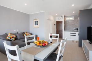 a kitchen and living room with a table with a bowl of fruit at Apartamento Frente Oceano in Puerto de la Cruz