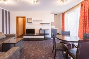 sala de estar con sofá y mesa en Семеен Хотел Опера, en Burgas