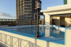 Bazén v ubytování Hotel Bahía Suites nebo v jeho okolí + 17 fotografií