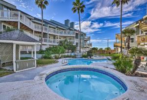 Bazén v ubytování Balcony, Pool and Beach Access Port Aransas Condo! nebo v jeho okolí