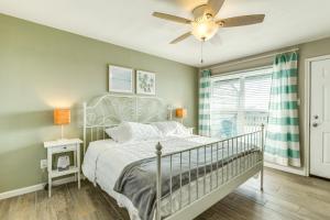 Postel nebo postele na pokoji v ubytování Balcony, Pool and Beach Access Port Aransas Condo! + 19 fotografií