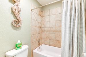 Koupelna v ubytování Balcony, Pool and Beach Access Port Aransas Condo!