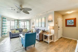 Posezení v ubytování Balcony, Pool and Beach Access Port Aransas Condo!