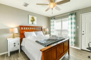 Postel nebo postele na pokoji v ubytování Balcony, Pool and Beach Access Port Aransas Condo!