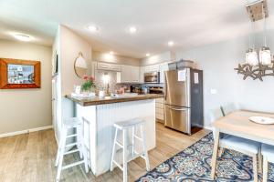 Kuchyň nebo kuchyňský kout v ubytování Balcony, Pool and Beach Access Port Aransas Condo!