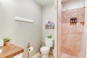 Koupelna v ubytování Balcony, Pool and Beach Access Port Aransas Condo!