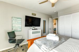 Postel nebo postele na pokoji v ubytování Balcony, Pool and Beach Access Port Aransas Condo!