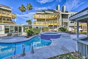 Bazén v ubytování Balcony, Pool and Beach Access Port Aransas Condo! nebo v jeho okolí
