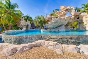 Πισίνα στο ή κοντά στο 1 Mi to Dtwn Oceanfront Gem with Resort Amenities!