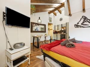 Un dormitorio con una cama y un televisor de pantalla plana. en Apartment Haus Bodmen B Apartment B 43 by Interhome, en Zermatt