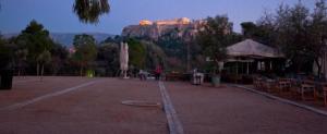 einen Blick auf einen Berg mit einer Person in der Ferne in der Unterkunft Acropolis Luxury Apartment with Balcony in Athen
