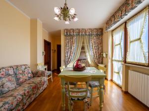 Χώρος καθιστικού στο Apartment Il Borghetto di Castagnole-1 by Interhome