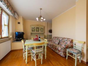 Μια τηλεόραση ή/και κέντρο ψυχαγωγίας στο Apartment Il Borghetto di Castagnole-1 by Interhome