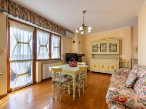 Χώρος καθιστικού στο Apartment Il Borghetto di Castagnole-1 by Interhome