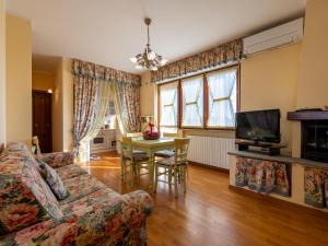 Χώρος καθιστικού στο Apartment Il Borghetto di Castagnole-1 by Interhome