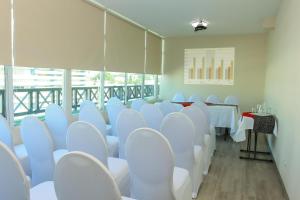 a conference room with white chairs and a table at Hotel Bahía Suites in Panama City