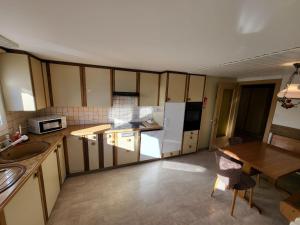 Apartment Lilo-4-Zimmer by Interhome的厨房或小厨房