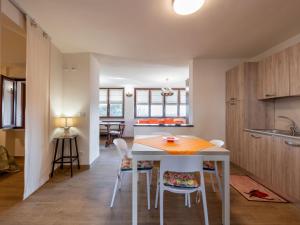 Η κουζίνα ή μικρή κουζίνα στο Apartment Il Borghetto di Castagnole-2 by Interhome