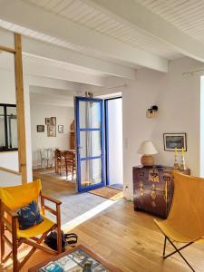 - un salon avec une porte s'ouvrant sur une salle à manger dans l'établissement 728-Belle renovation-Vue mer-Top roof-Grand confor, à Plouhinec