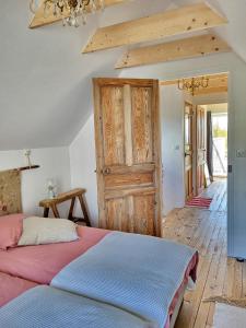 - une chambre avec 2 lits et une porte en bois dans l'établissement 728-Belle renovation-Vue mer-Top roof-Grand confor, à Plouhinec