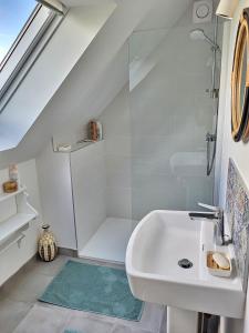 une salle de bain blanche avec une douche et un lavabo dans l'établissement 728-Belle renovation-Vue mer-Top roof-Grand confor, à Plouhinec 44 autres photos