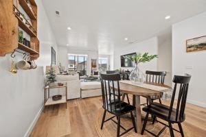 Un comedor y una sala de estar con mesa y sillas. en Cozy Ski Getaway in Mountain Green, en Morgan