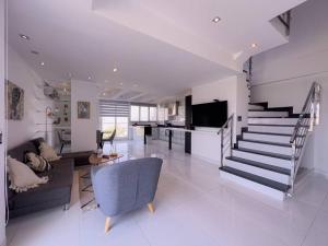 TV/trung tâm giải trí tại Luxury 2Bed 2Bath PH Steps from Mall Viva