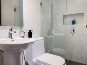Phòng tắm tại Luxury 2Bed 2Bath PH Steps from Mall Viva +28 ảnh
