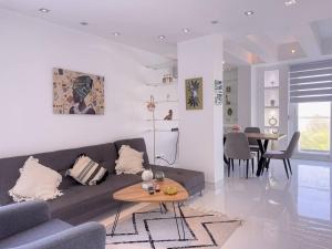Khu vực ghế ngồi tại Luxury 2Bed 2Bath PH Steps from Mall Viva