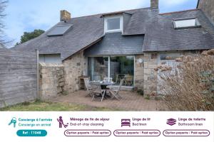 アルゾンにあるMaison pour 5 à quelques pas de la plage !のテーブルと椅子のあるパティオのある家 +8枚の写真