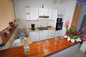 Kuchyň nebo kuchyňský kout v ubytování T2 confort zen avec jacuzzi idéal couples jeunes parents proche plage Anse Mitan