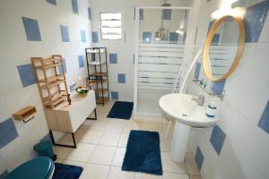 Koupelna v ubytování T2 confort zen avec jacuzzi idéal couples jeunes parents proche plage Anse Mitan + 36 fotografií
