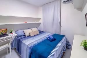 a small bedroom with a bed and a television at Apê Sofisticado com Piscina I Wi-Fi e A/C in Imperatriz +19 photos