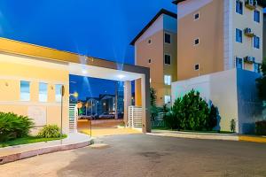 a building with an open door to a driveway at Apê Sofisticado com Piscina I Wi-Fi e A/C in Imperatriz