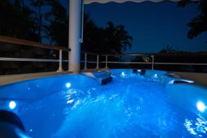 Bazén v ubytování T2 confort zen avec jacuzzi idéal couples jeunes parents proche plage Anse Mitan nebo v jeho okolí
