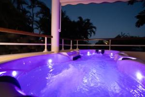 Bazén v ubytování T2 confort zen avec jacuzzi idéal couples jeunes parents proche plage Anse Mitan nebo v jeho okolí