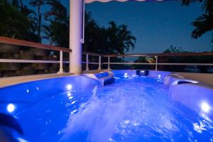 Bazén v ubytování T2 confort zen avec jacuzzi idéal couples jeunes parents proche plage Anse Mitan nebo v jeho okolí