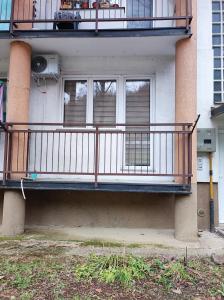 - un balcon sur le côté du bâtiment dans l'établissement Amna, à Sarajevo