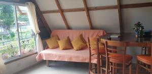 Posezení v ubytování Canada House Queen bed in 2nd floor dbl sofa bed in 1st floor BBQ Private pool, river