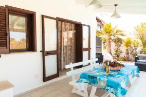 un tavolo con una tovaglia blu su un patio di Villa con Piscina 150mt dal Mare 8 Posti OA ad Alcamo