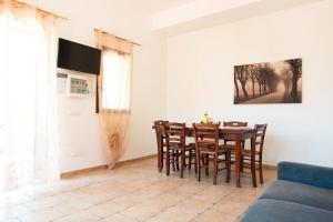 una sala da pranzo con tavolo e sedie di Villa con Piscina 150mt dal Mare 8 Posti OA ad Alcamo