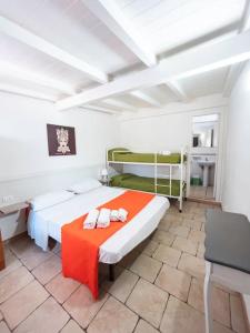 una camera con due letti e un tavolo rosso di Villa con Piscina 150mt dal Mare 8 Posti OA ad Alcamo Altre 29 foto