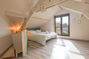 Ένα ή περισσότερα κρεβάτια σε δωμάτιο στο Le petit chalet
