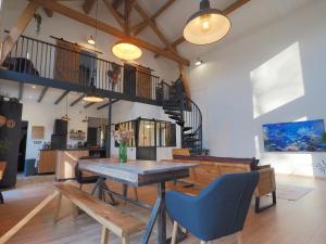 Posezení v ubytování Maison typique du Périgord, séchoir à tabac avec piscine chauffée